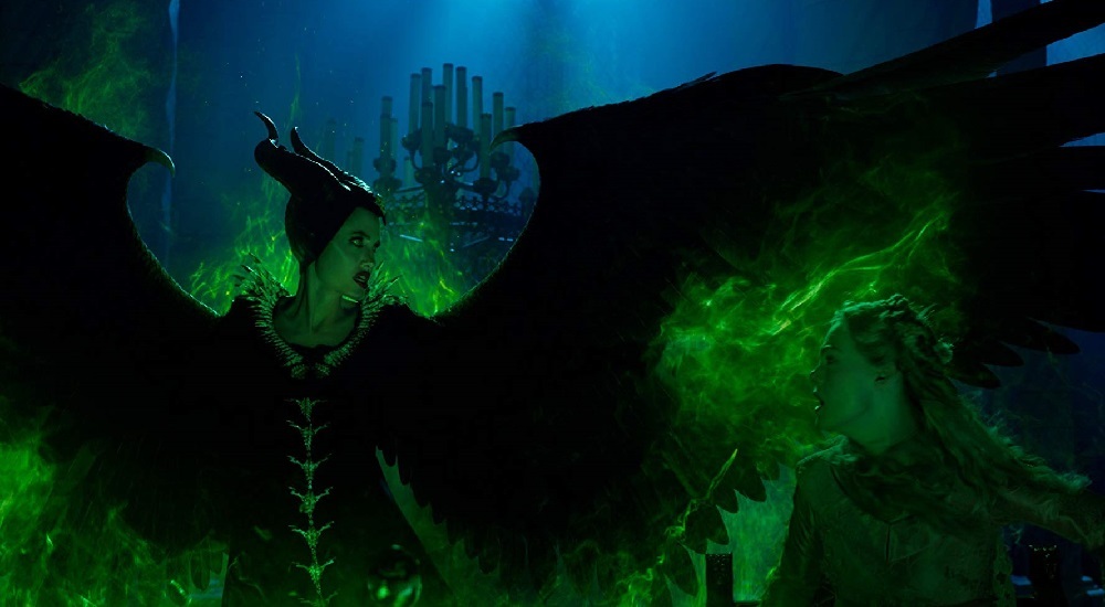 آنجلینا جولی و ال فانینگ در نمایی از فیلم سینمایی «مالیفیسنت 2: معشوقه شیطان» (Maleficent: Mistress of Evil)